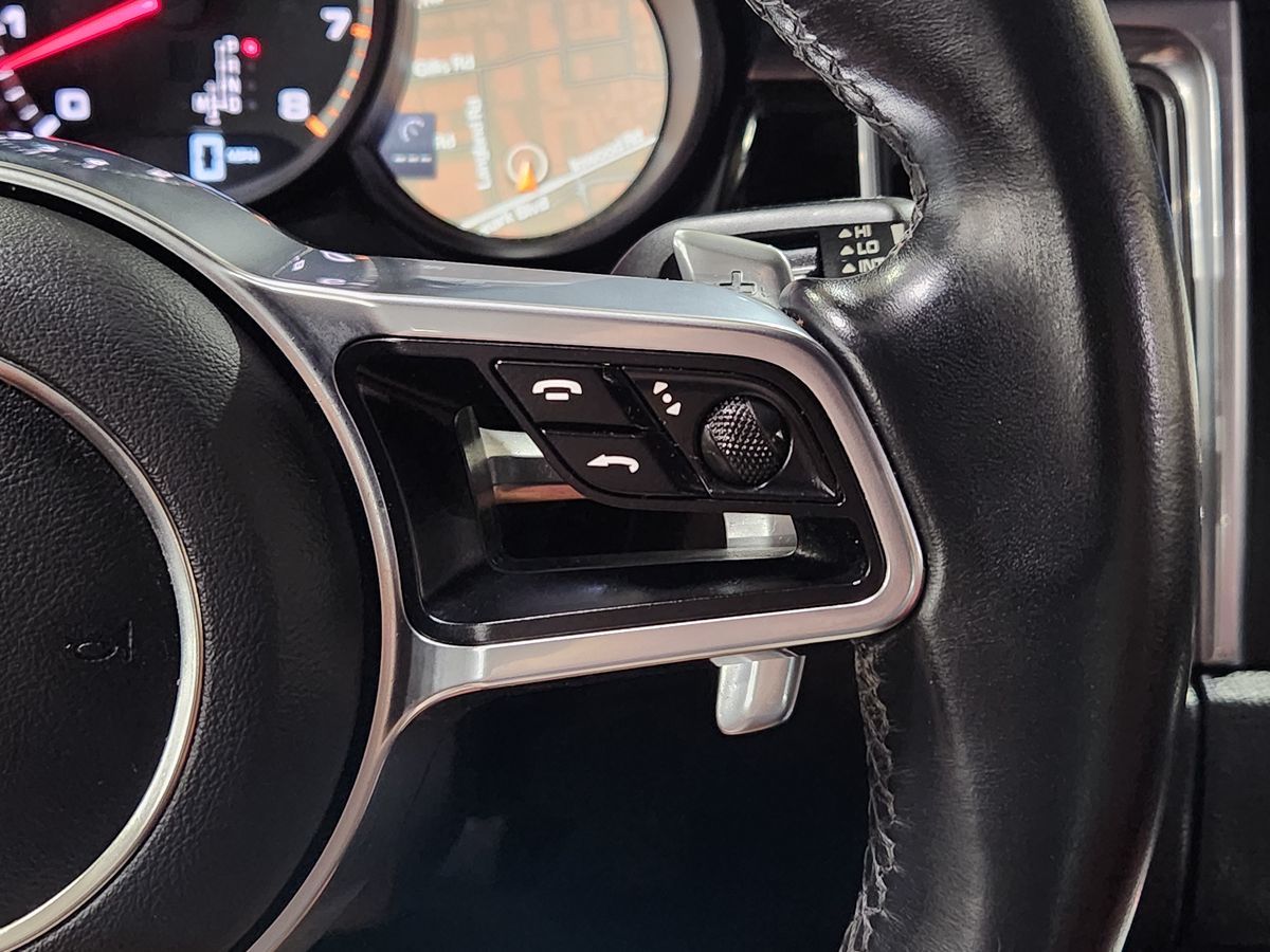 2016 Porsche Macan Turbo photo 40