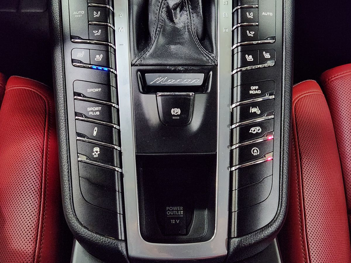 2016 Porsche Macan Turbo photo 31