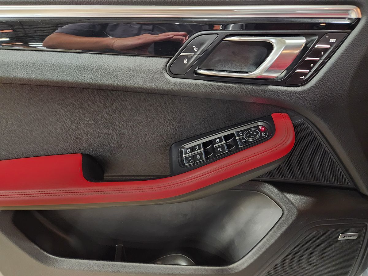 2016 Porsche Macan Turbo photo 33