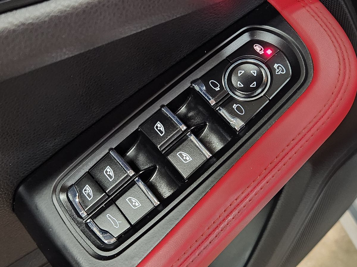 2016 Porsche Macan Turbo photo 34
