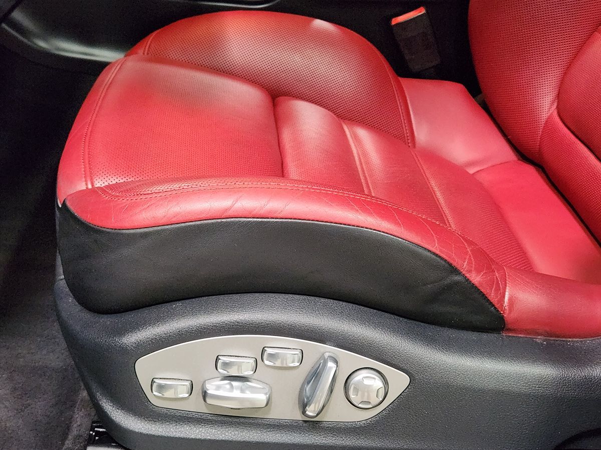2016 Porsche Macan Turbo photo 35