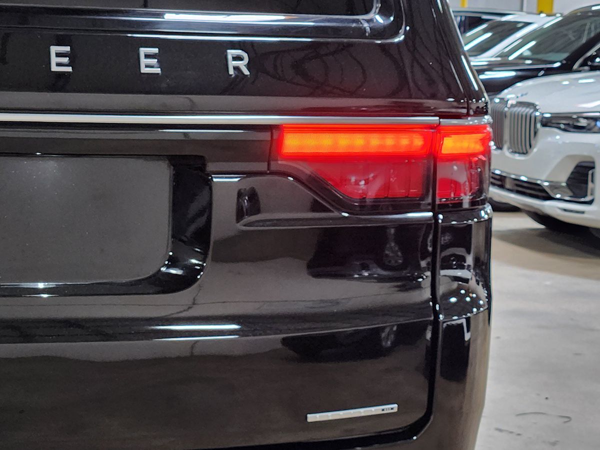 2022 Jeep Wagoneer Series III photo 14