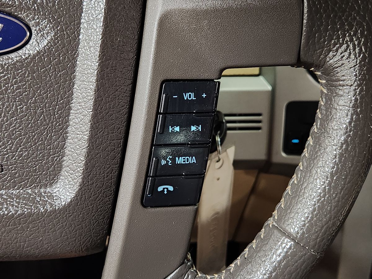 2013 Ford F-150 Lariat photo 39