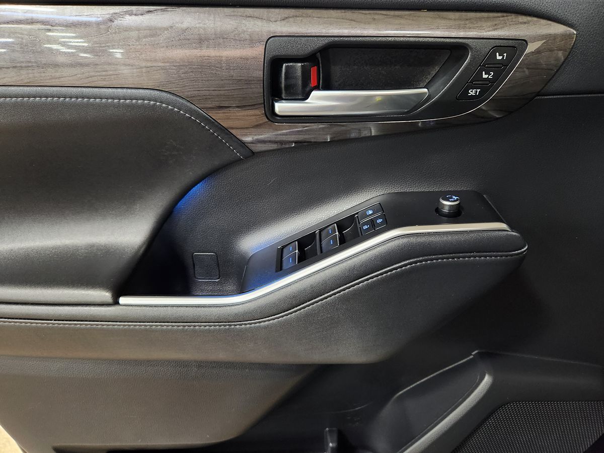 2021 Toyota Highlander Hybrid Limited photo 31