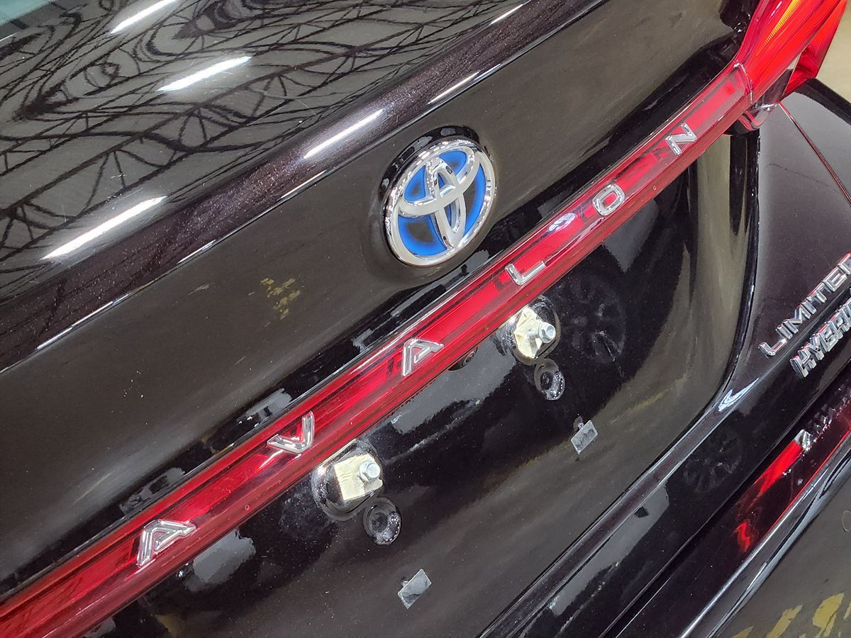 2019 Toyota Avalon Hybrid Limited photo 19