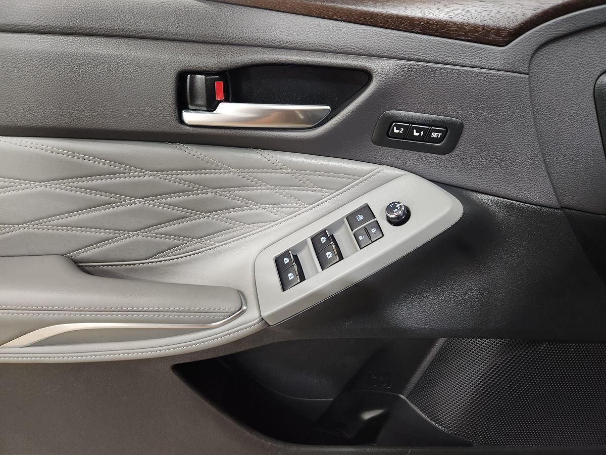 2019 Toyota Avalon Hybrid Limited photo 32