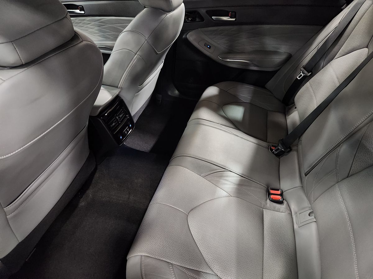 2019 Toyota Avalon Hybrid Limited photo 41