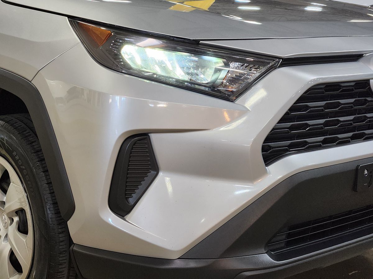 2019 Toyota RAV4 LE photo 9
