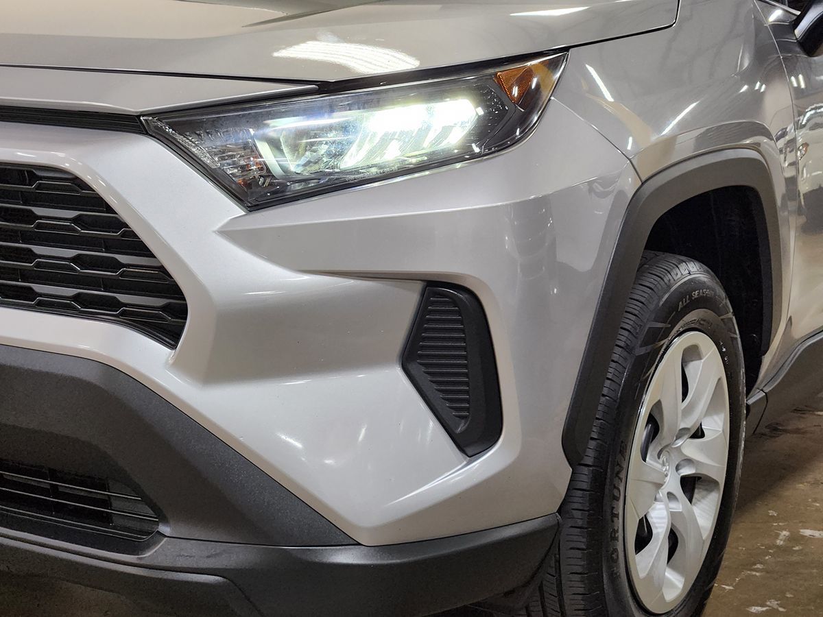 2019 Toyota RAV4 LE photo 10