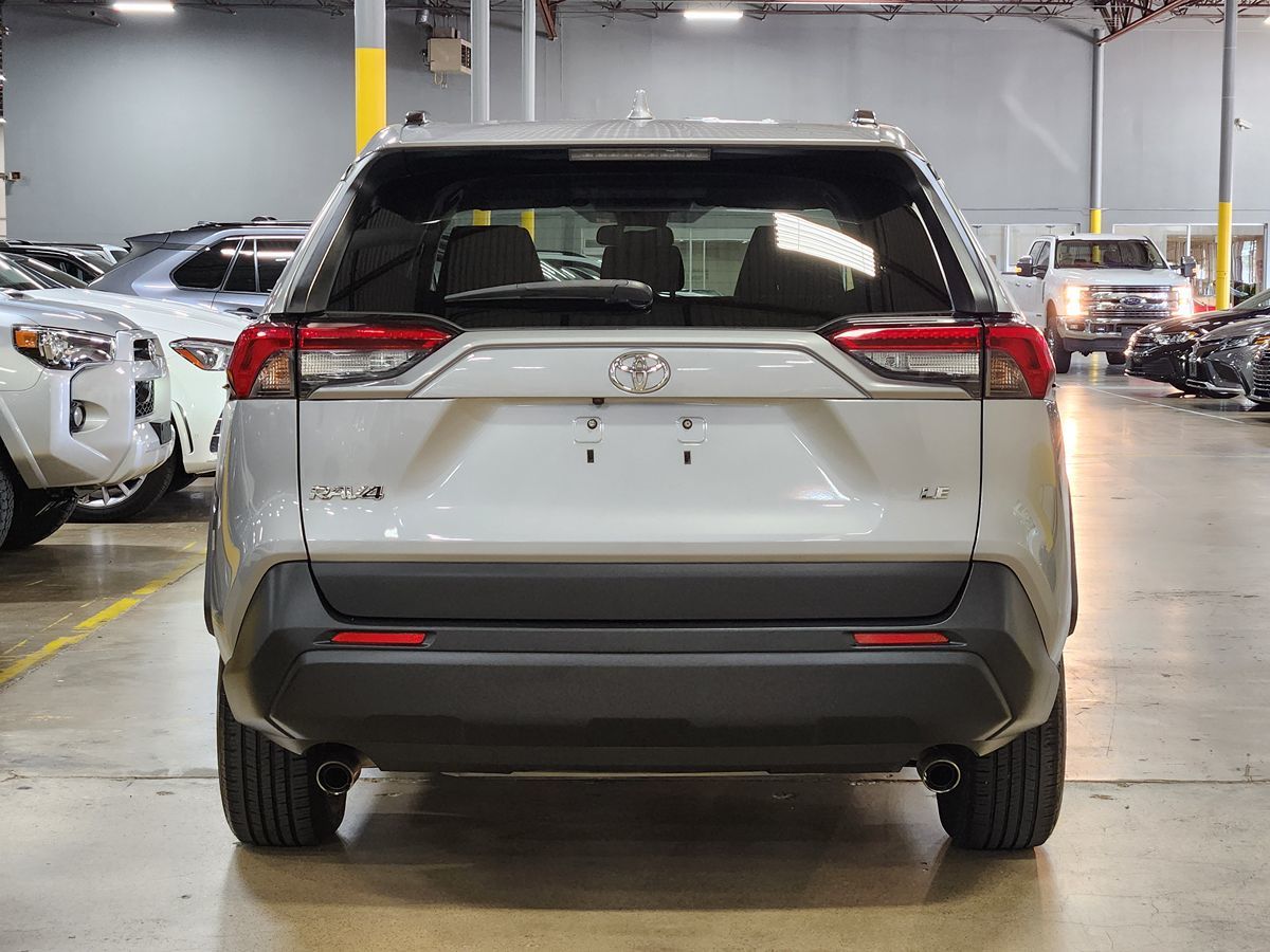 2019 Toyota RAV4 LE photo 6
