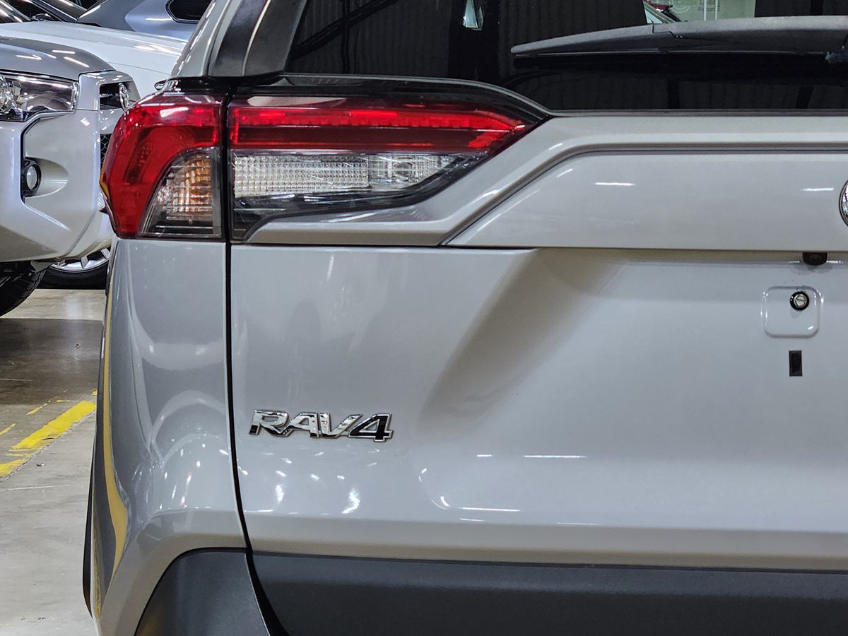 2019 Toyota RAV4 LE photo 14