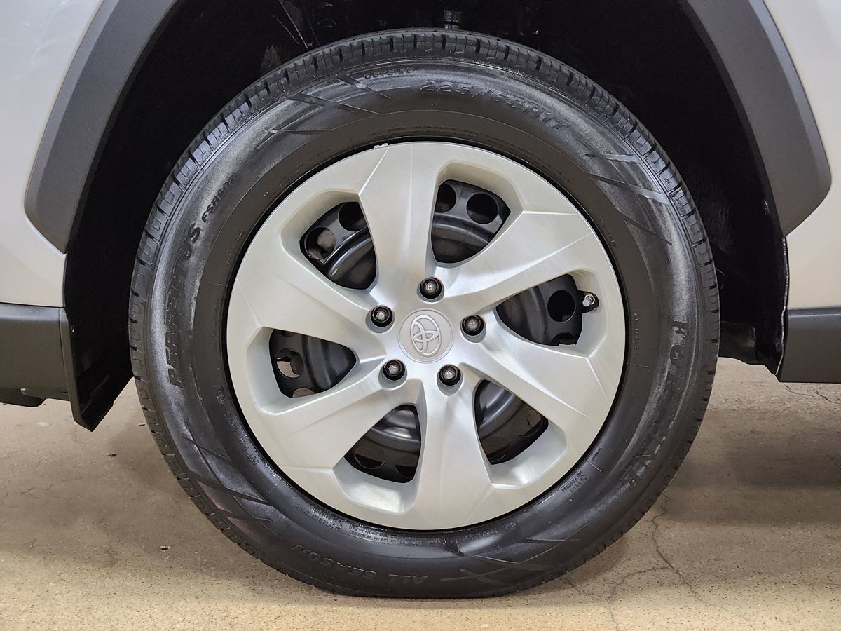 2019 Toyota RAV4 LE photo 18