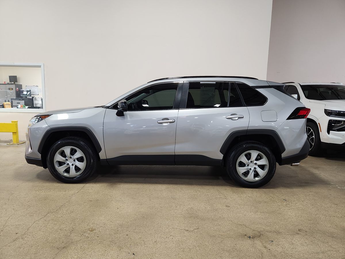 2019 Toyota RAV4 LE photo 4