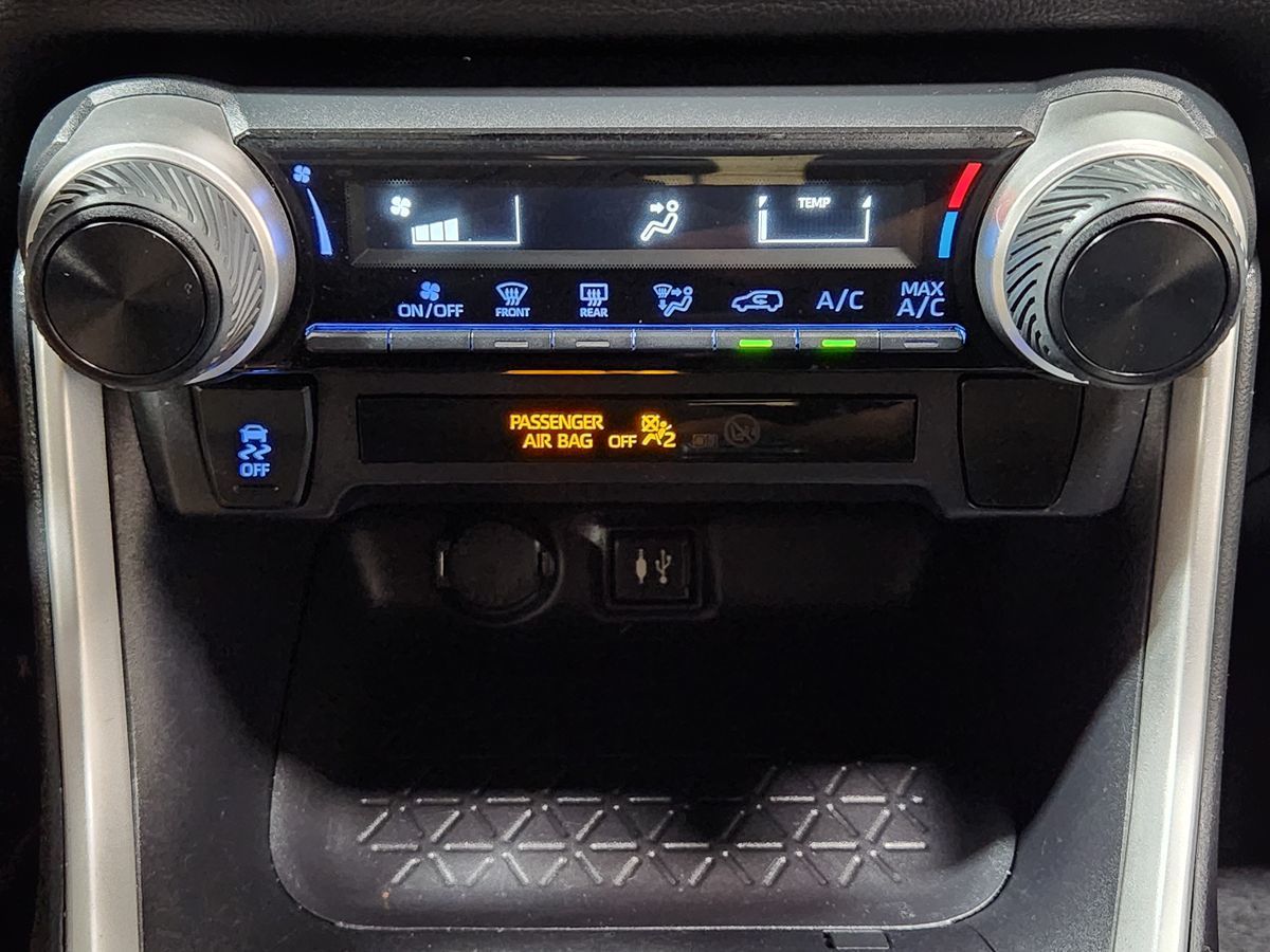 2019 Toyota RAV4 LE photo 27