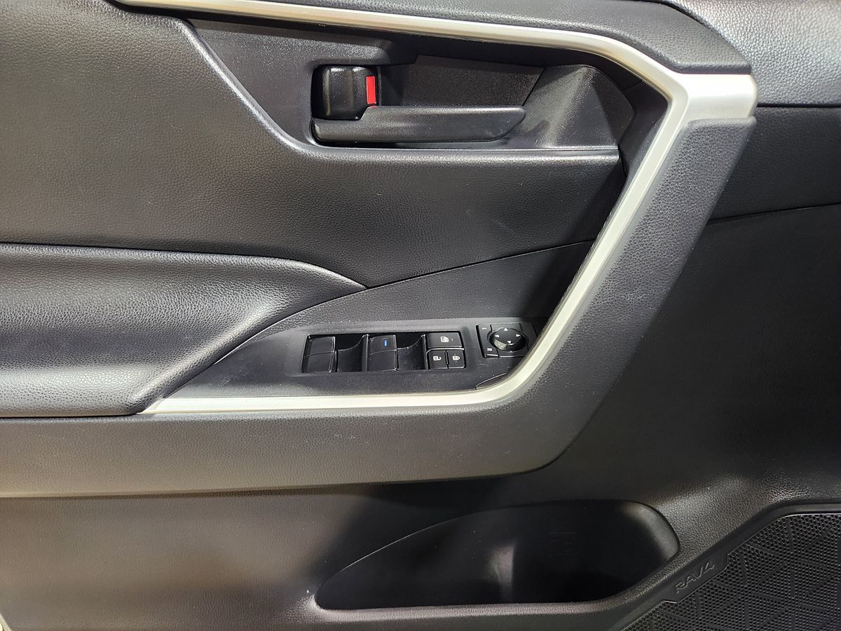2019 Toyota RAV4 LE photo 30