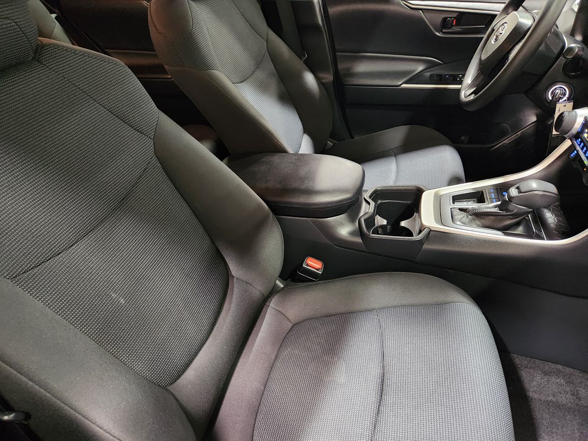 2019 Toyota RAV4 LE photo 22