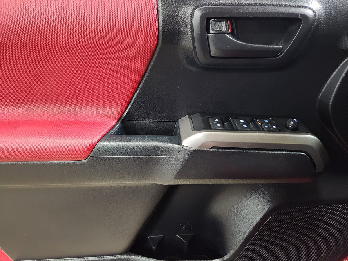 2020 Toyota Tacoma SR5 photo 31