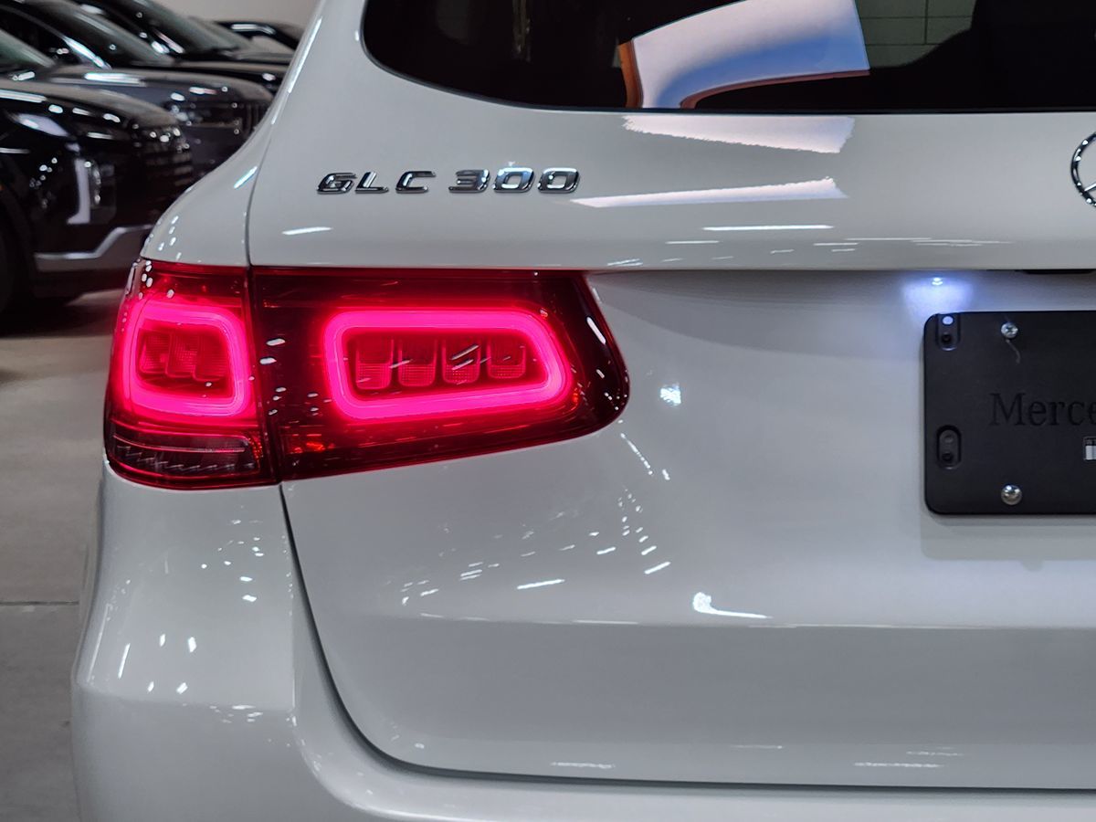 2022 Mercedes Benz GLC 300 photo 12