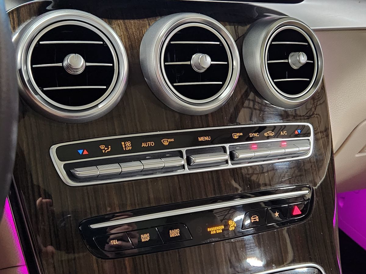 2022 Mercedes Benz GLC 300 photo 24