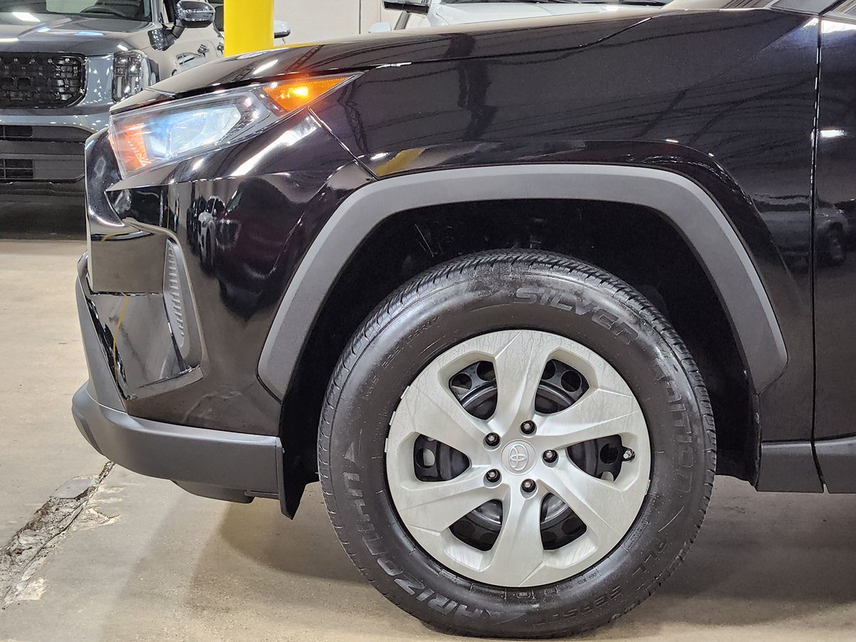 2019 Toyota RAV4 LE photo 4