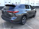 2021 Toyota Highlander XLE photo 3