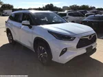 2021 Toyota Highlander XLE photo 2