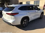 2021 Toyota Highlander XLE photo 3