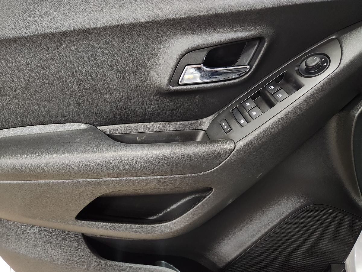 2022 Chevrolet Trax LS - Photo 41