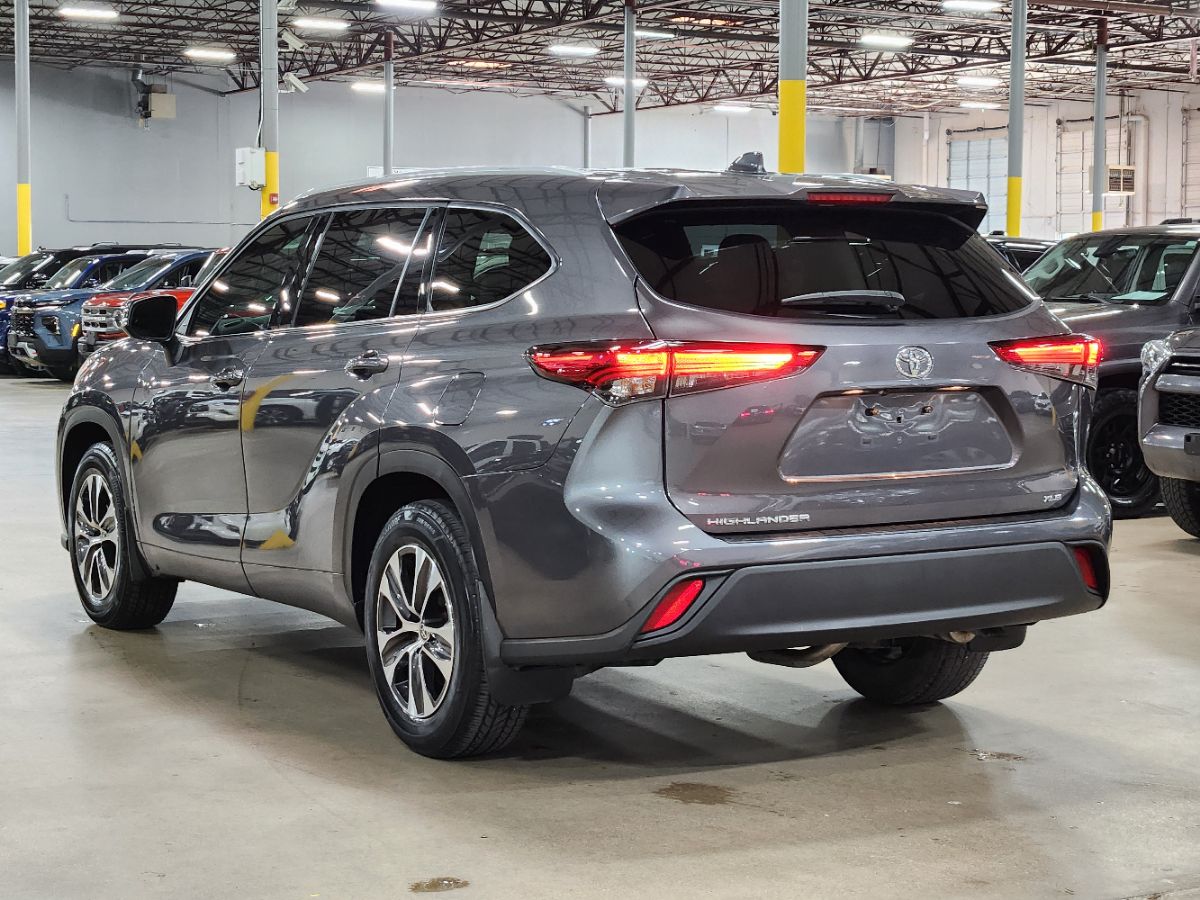 2022 Toyota Highlander XLE - Photo 11