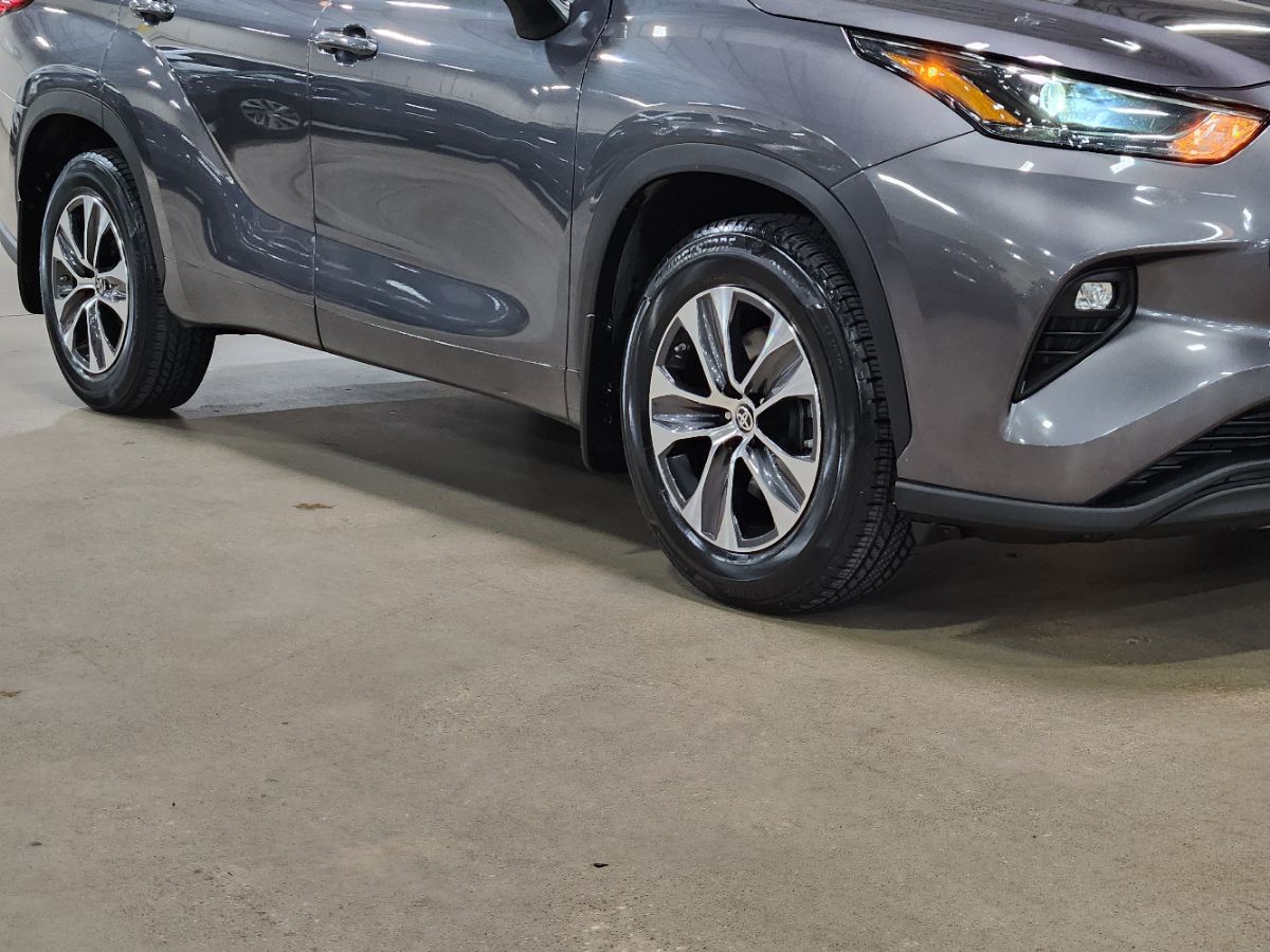 2022 Toyota Highlander XLE - Photo 16