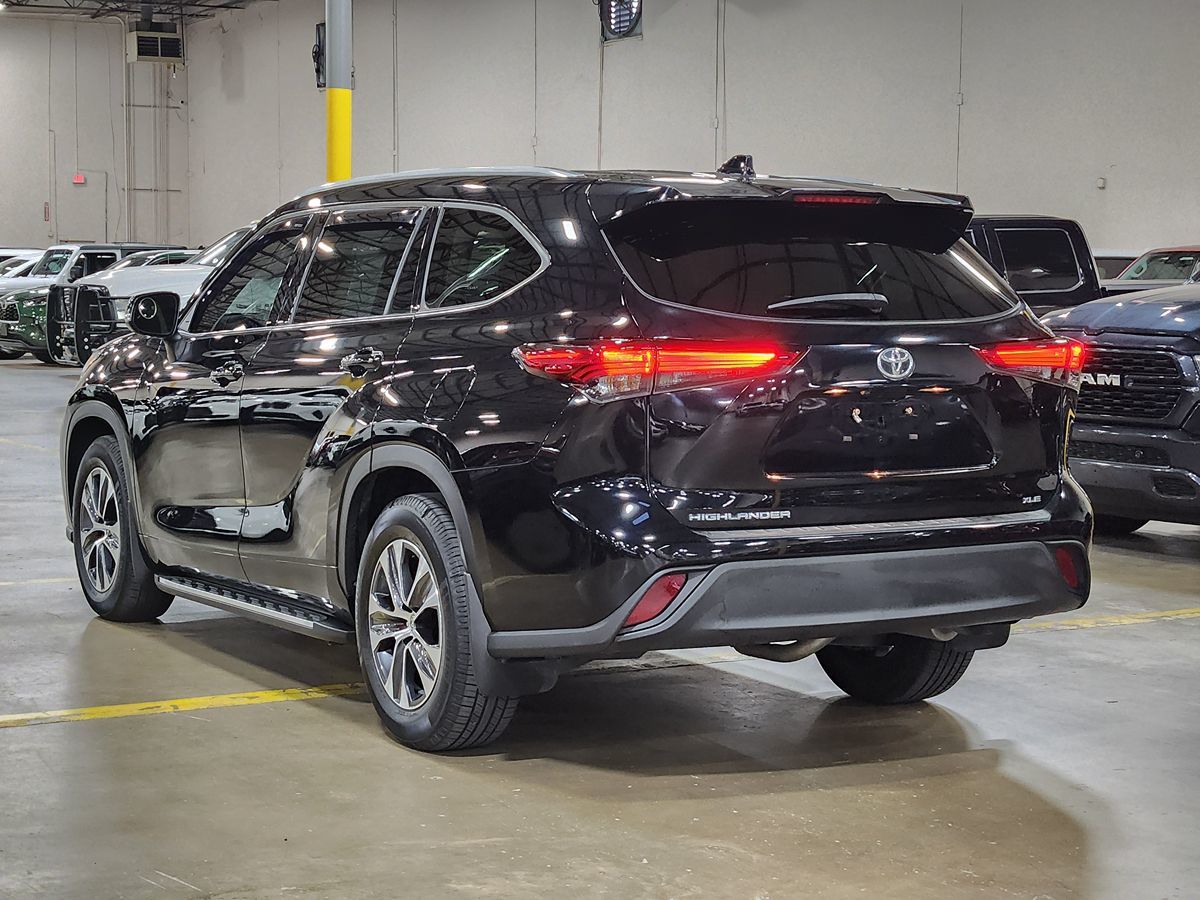 2022 Toyota Highlander XLE - Photo 11