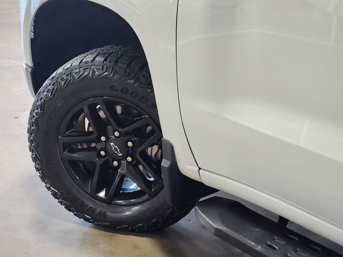 Chevrolet Silverado photo 23