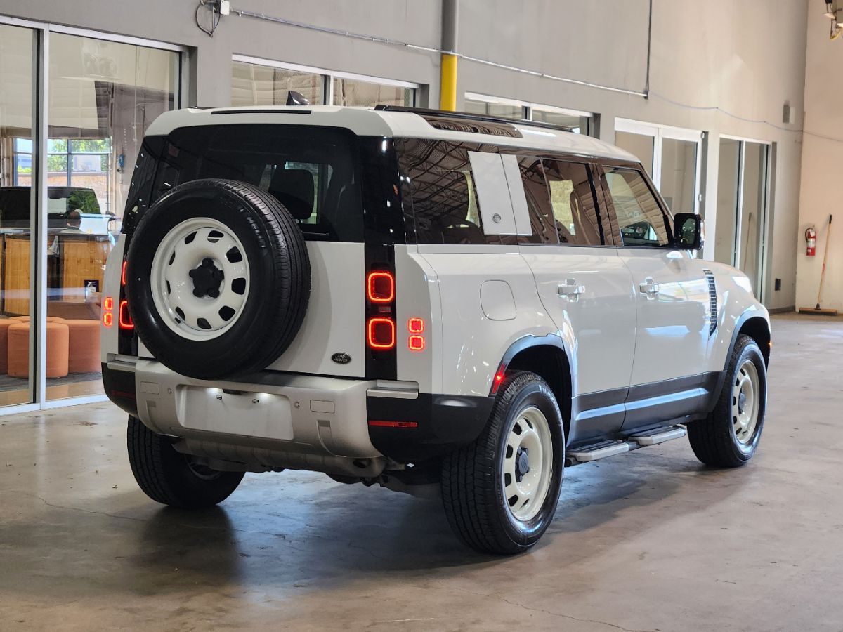 Land Rover Defender photo 8