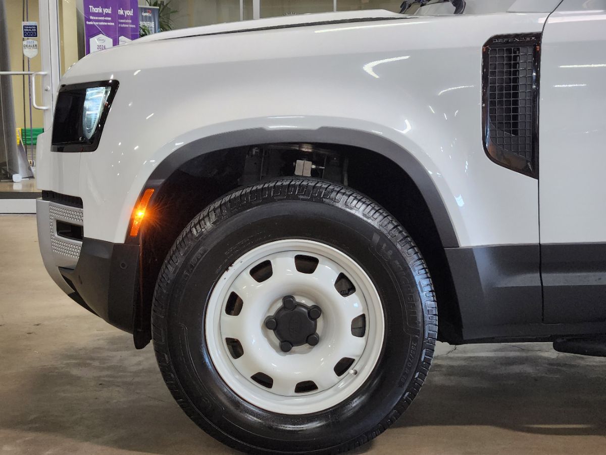 Land Rover Defender photo 11