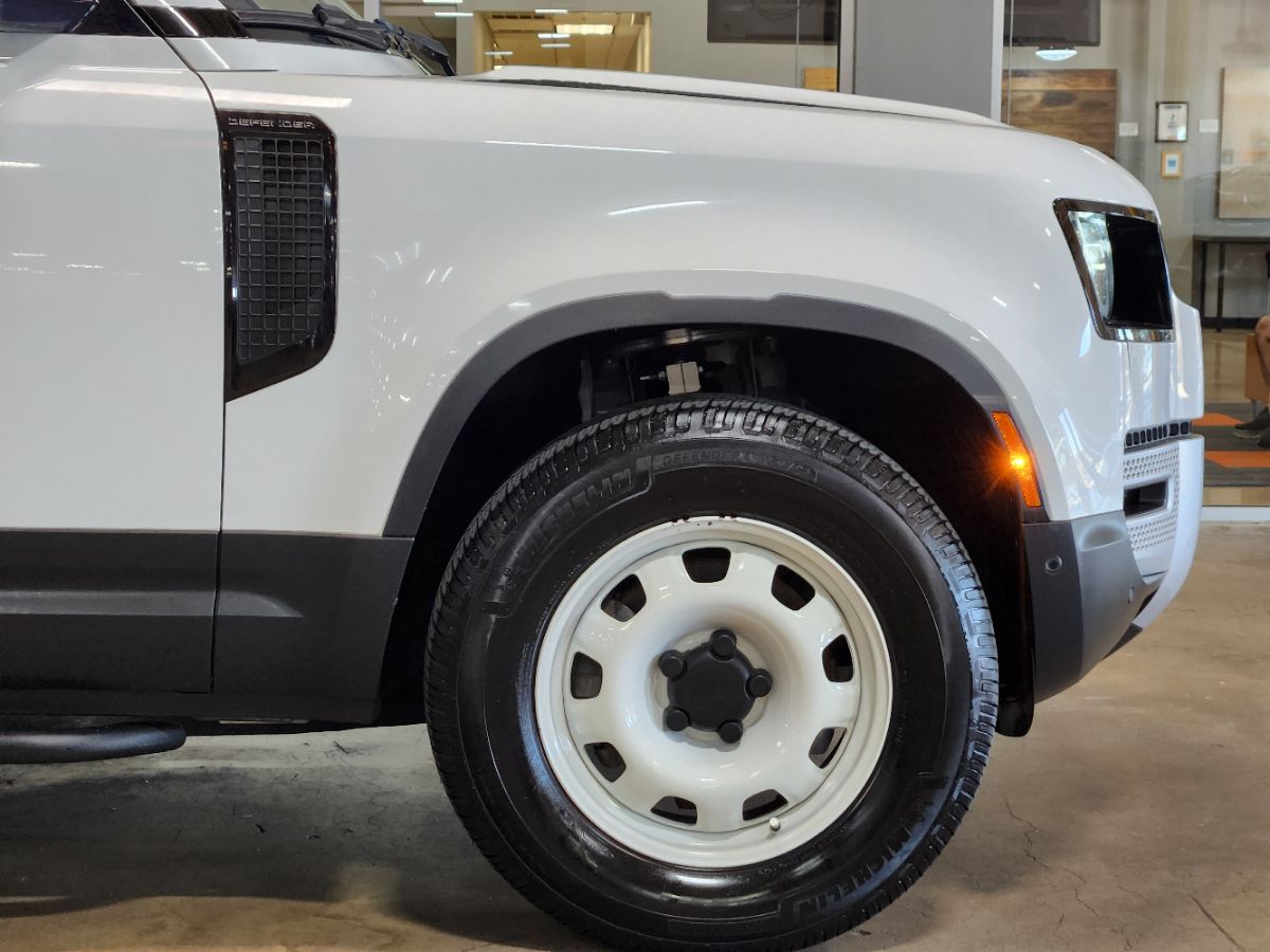 Land Rover Defender photo 12