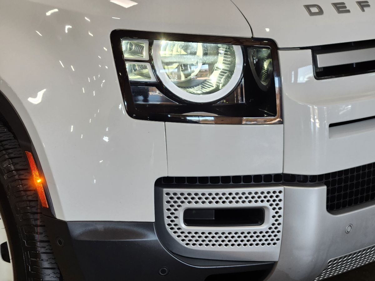 Land Rover Defender photo 16