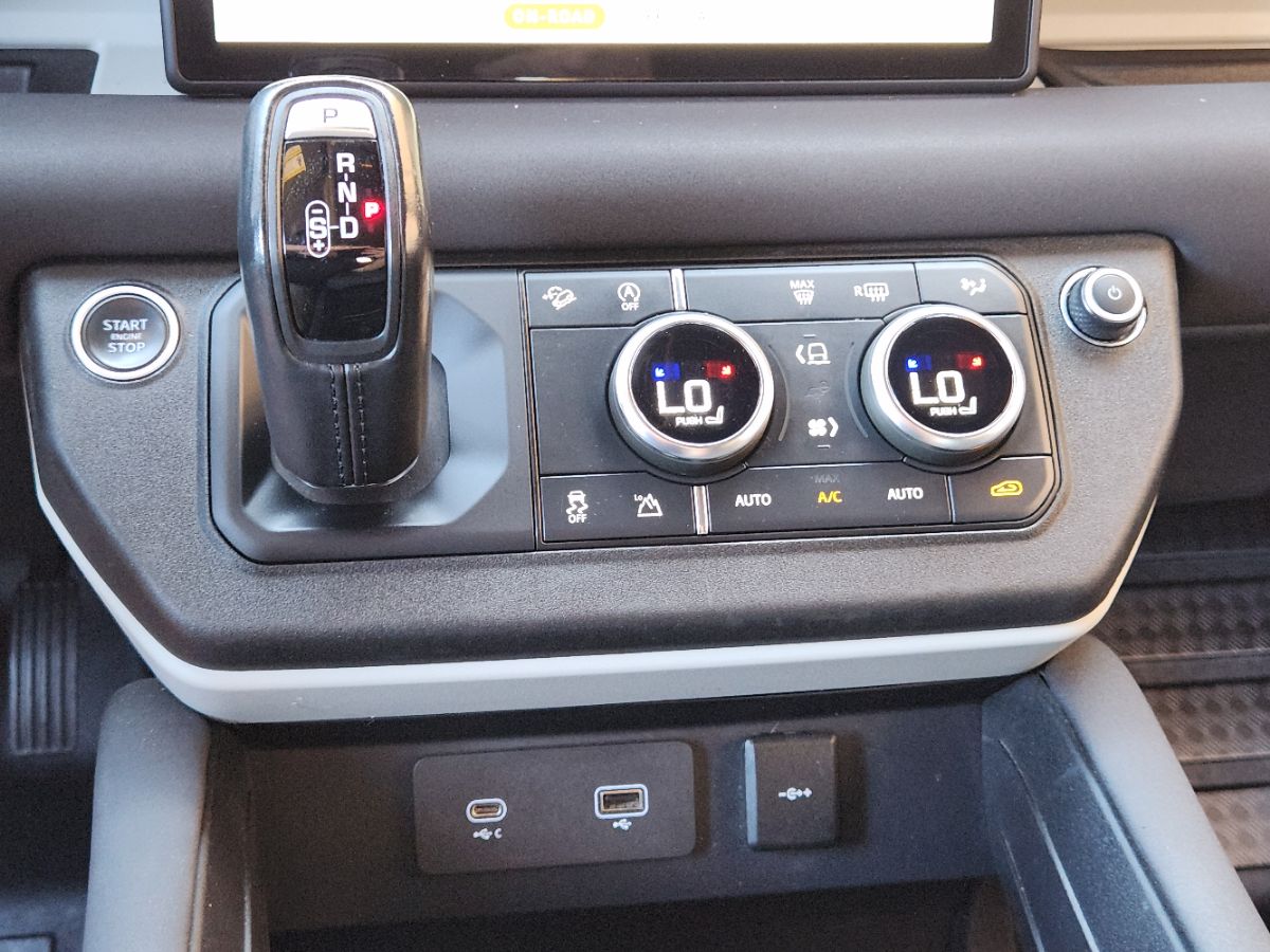 Land Rover Defender photo 32