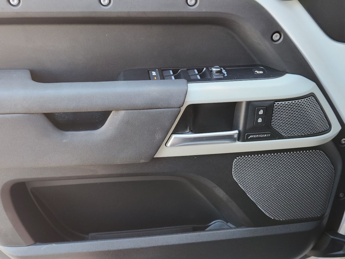 Land Rover Defender photo 38