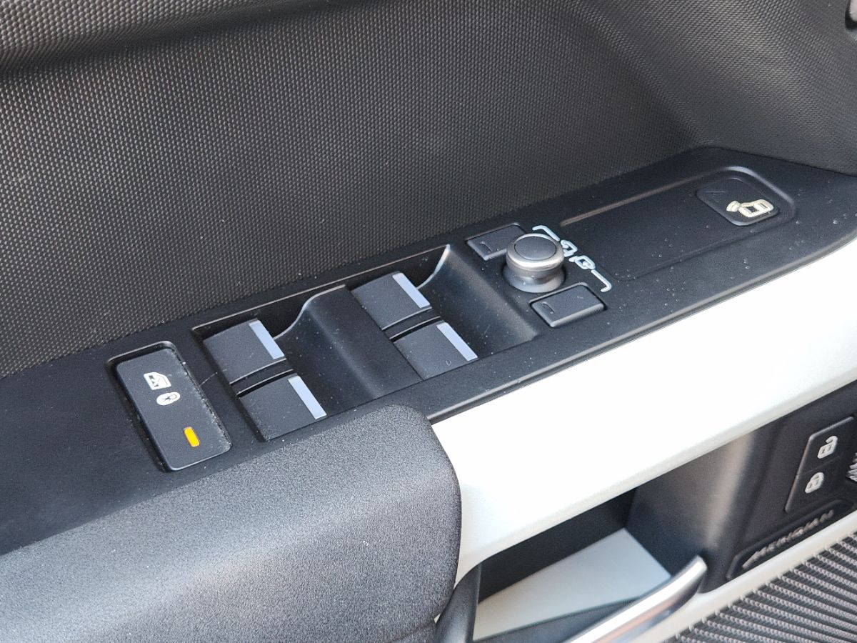 Land Rover Defender photo 39