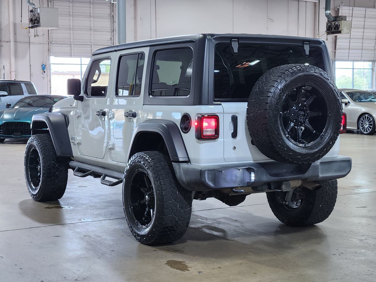 Jeep Wrangler photo 8