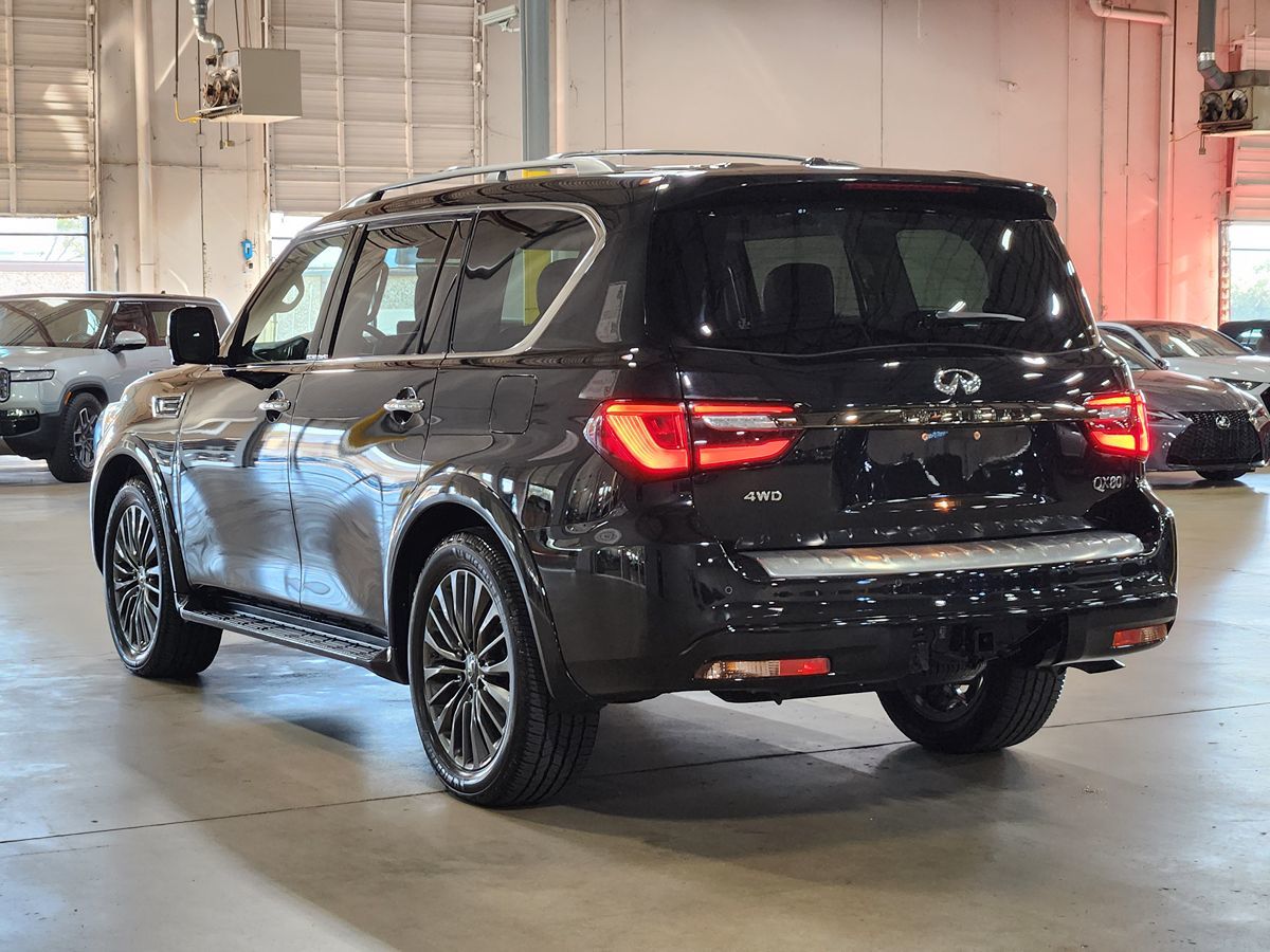 Infiniti QX80 photo 11
