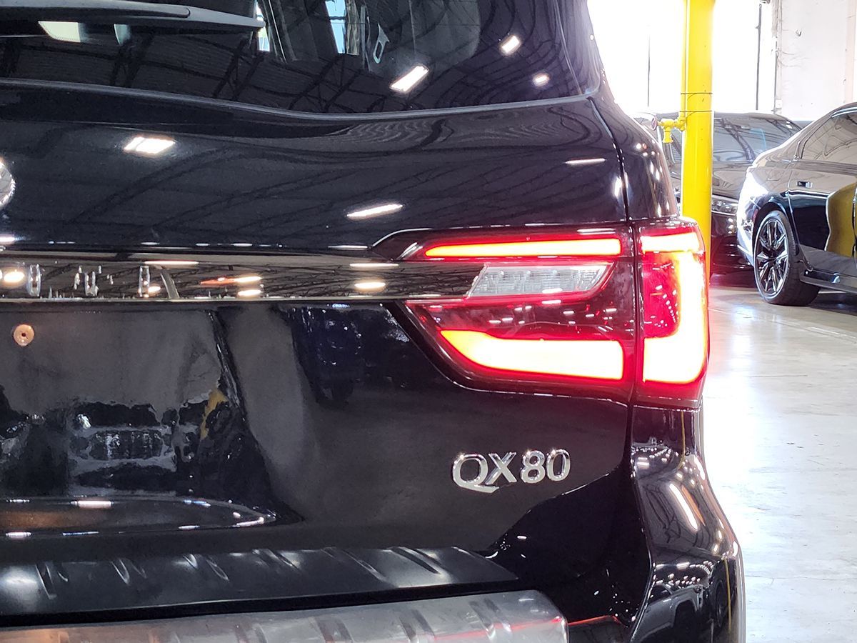 Infiniti QX80 photo 22