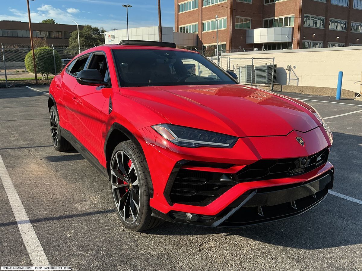 Lamborghini URUS photo 24