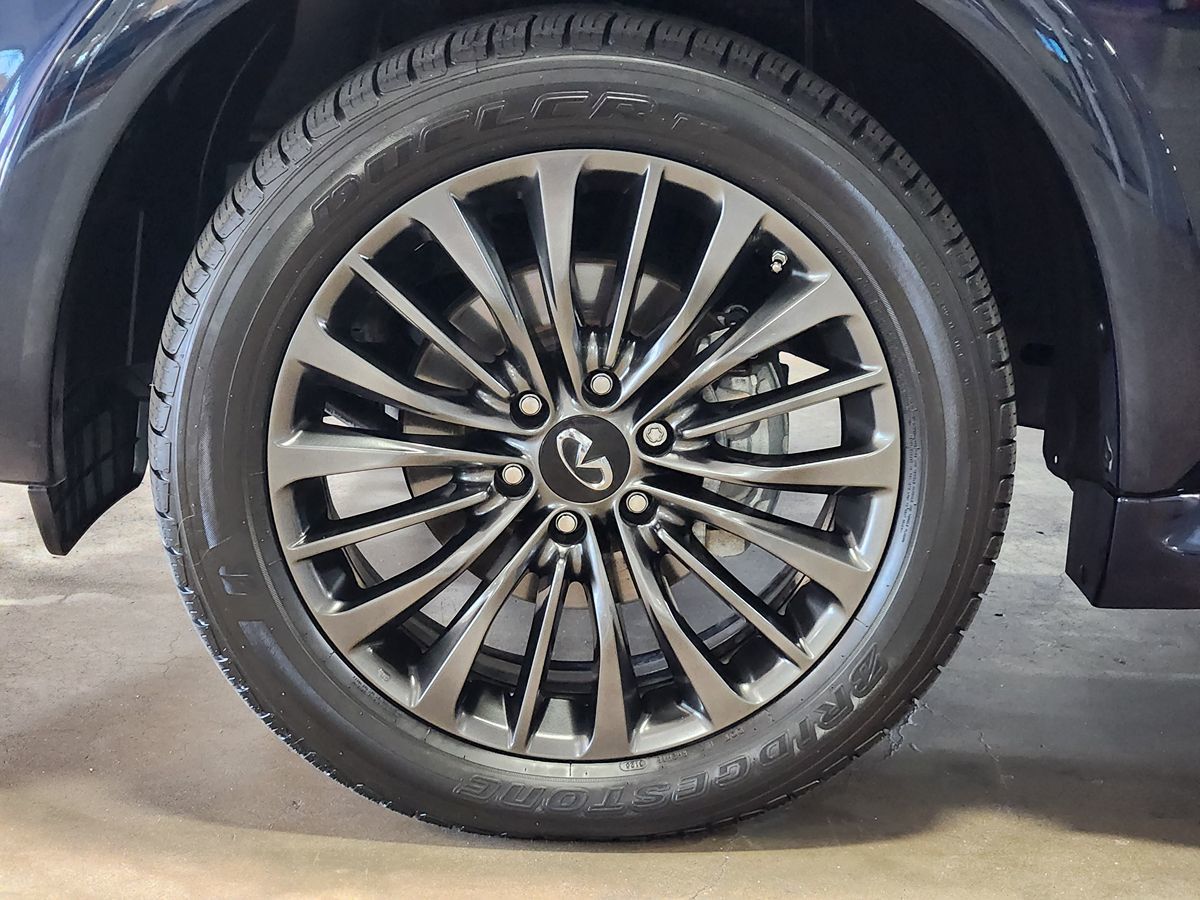 Infiniti QX80 photo 28