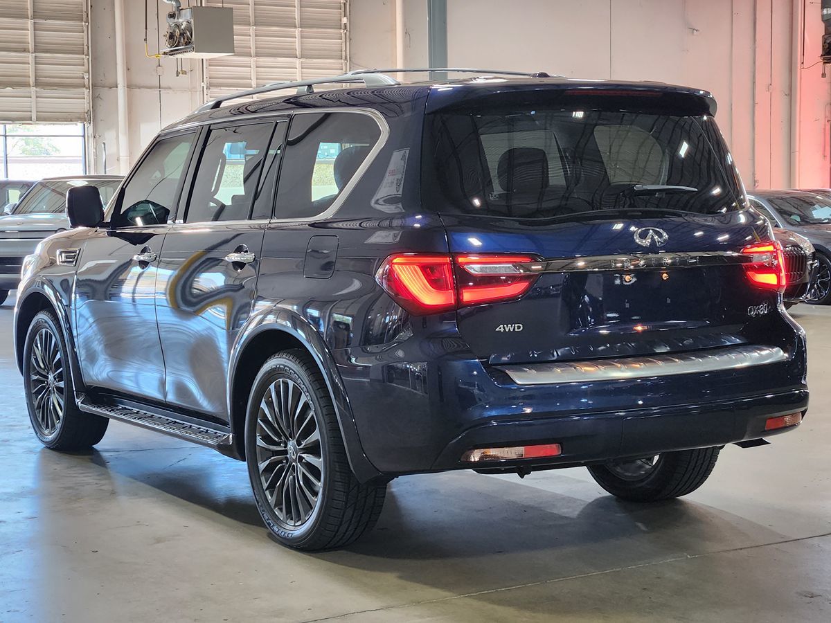 Infiniti QX80 photo 11