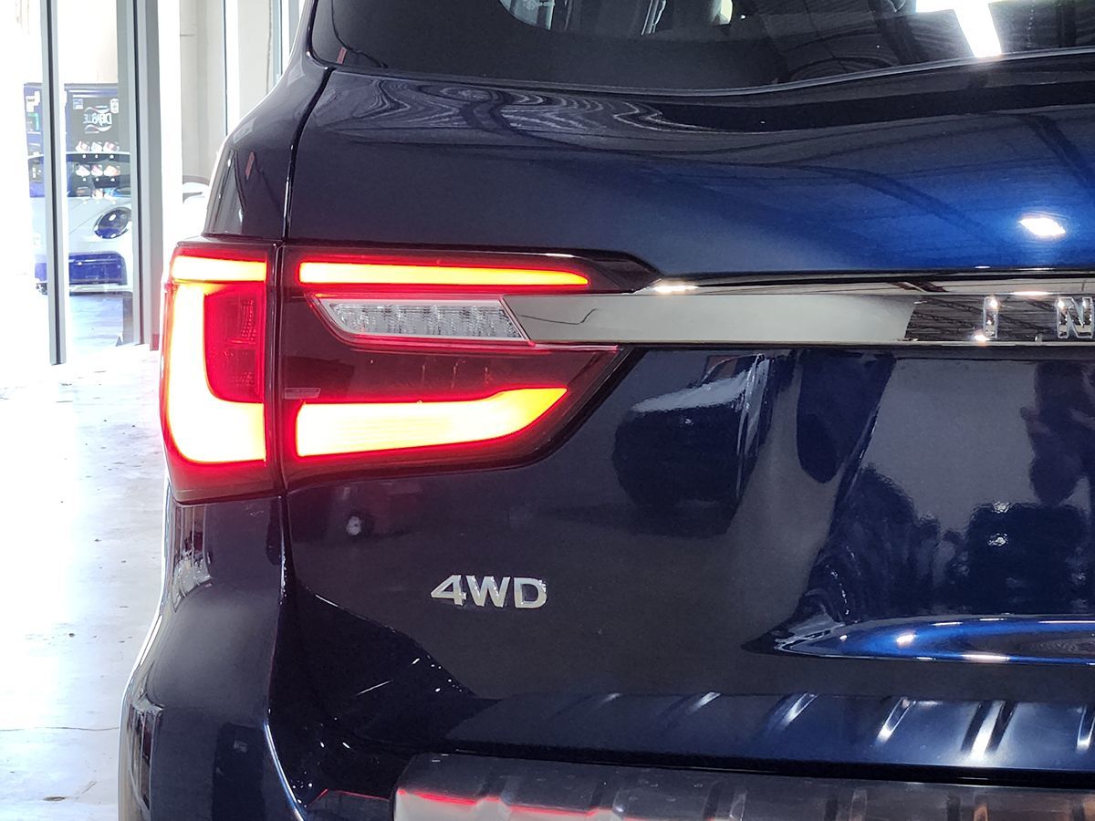 Infiniti QX80 photo 20