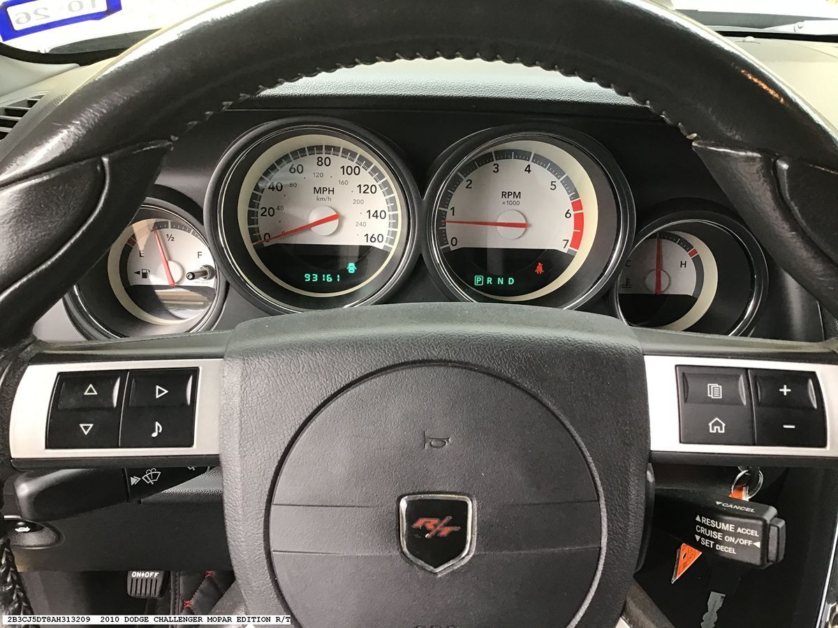 Dodge Challenger photo 13