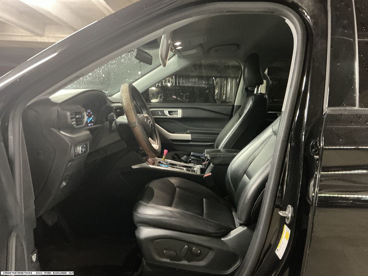 Ford Explorer photo 8
