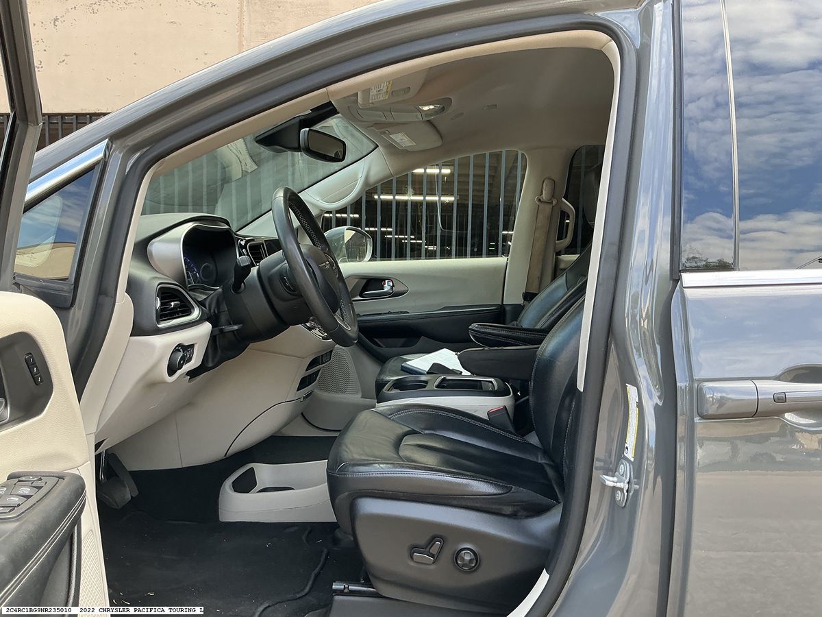 Chrysler Pacifica photo 8