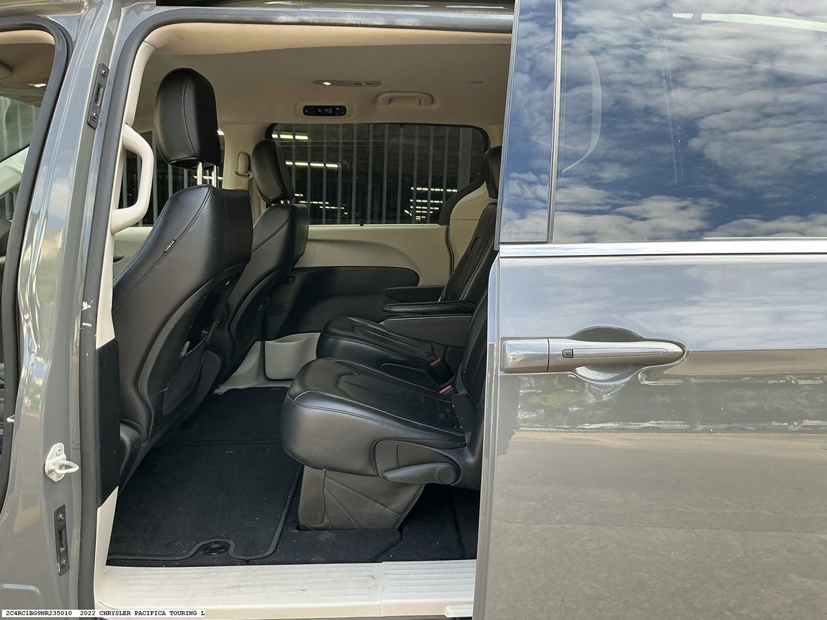 Chrysler Pacifica photo 9